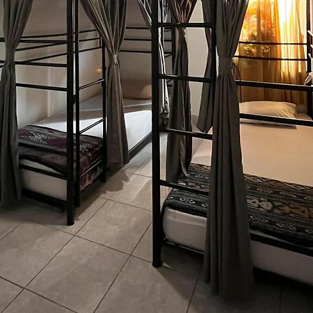 Oke Baik Hostel ยอกยาการ์ตา ภายนอก รูปภาพ