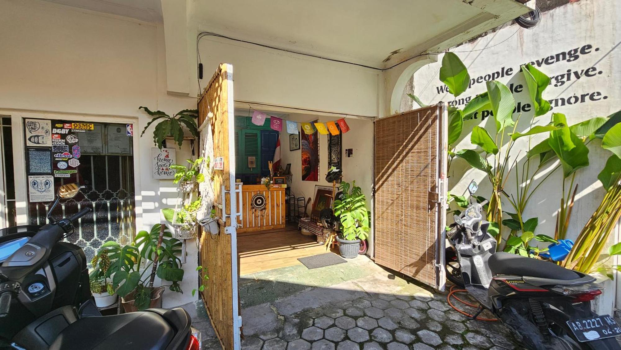 Oke Baik Hostel ยอกยาการ์ตา ภายนอก รูปภาพ