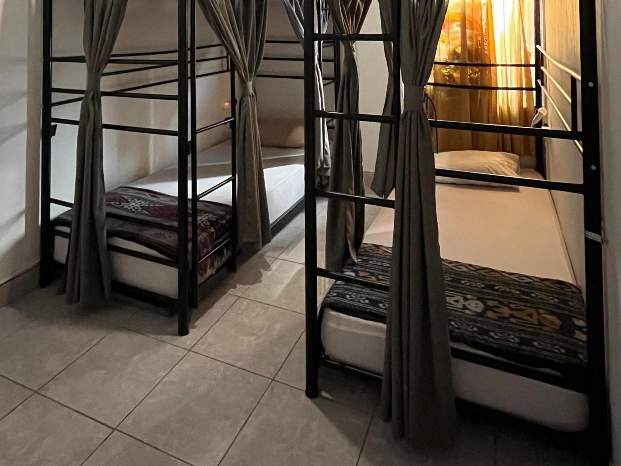Oke Baik Hostel ยอกยาการ์ตา ภายนอก รูปภาพ