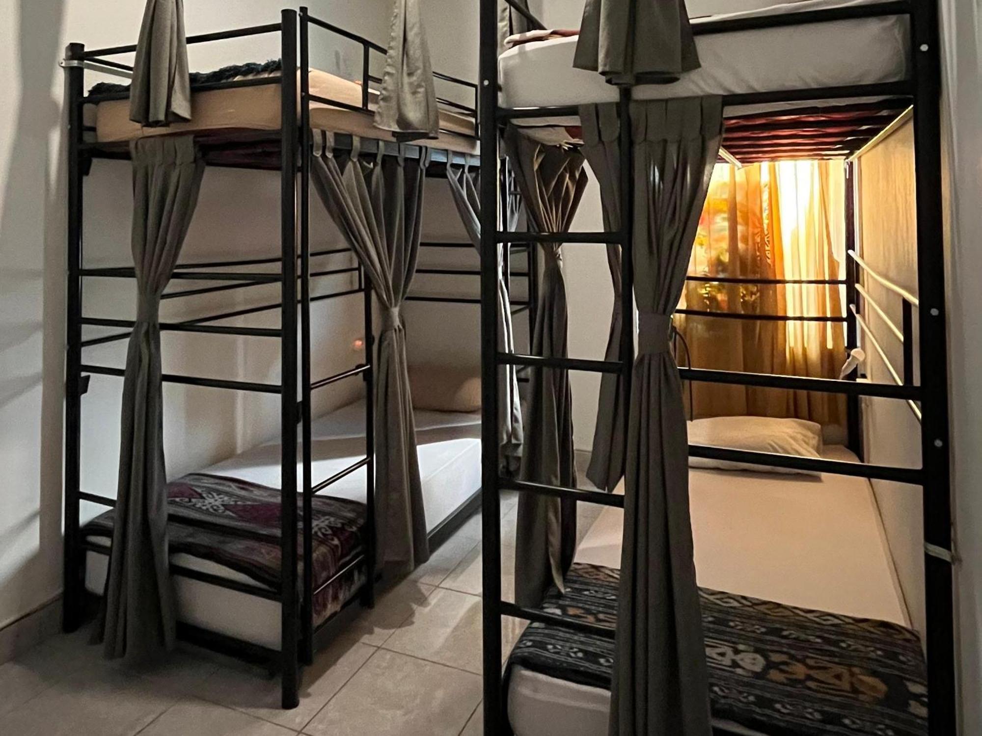 Oke Baik Hostel ยอกยาการ์ตา ภายนอก รูปภาพ